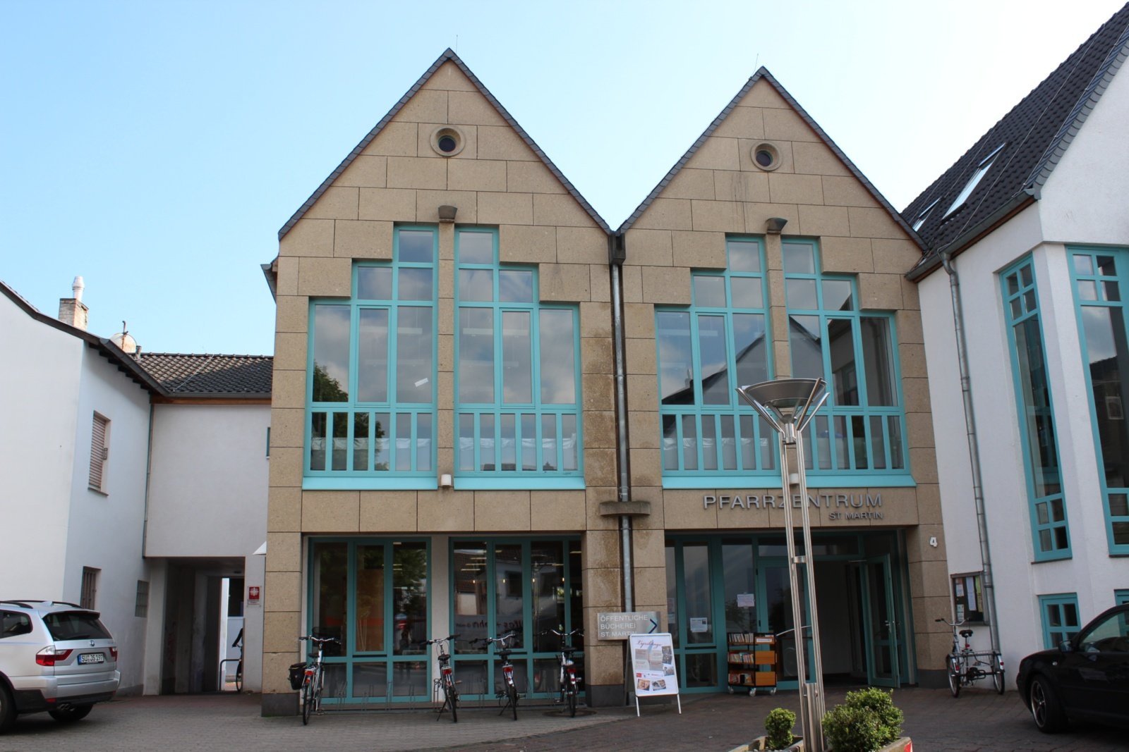 Vorderansicht Pfarrzentrum am Lindenplatz mit Bücherei (c) ÖB St. Martin Rheinbach