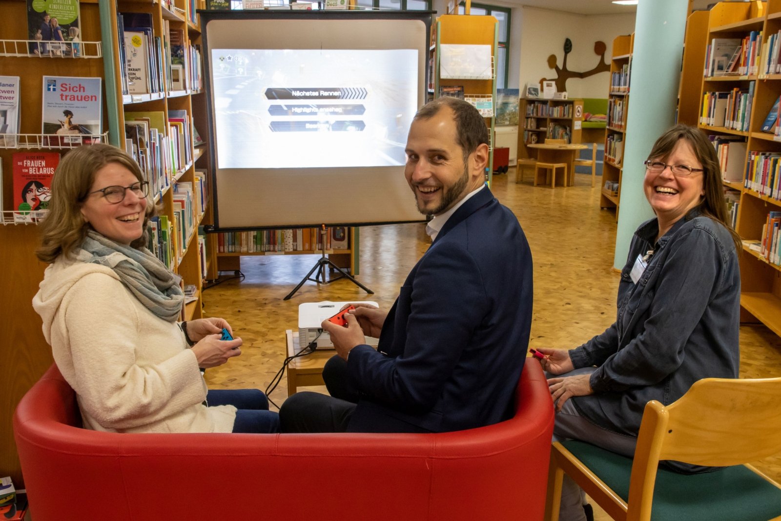 Gaming in der Bücherei v.l.n.r. Daniela Hahn, Sebastian Greven (KSK-Köln), Martina Prüser (c) ÖB St. Martin